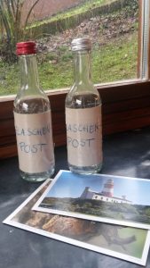 Die fertigen Flaschenpost-Flaschen samt Postkarten